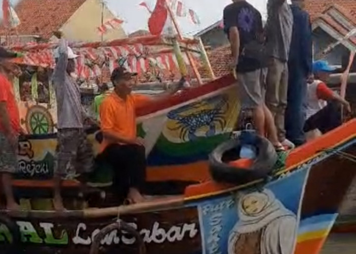 Jadi Ritual Tolak Bala, Nelayan di Pesisir Pantai Losari Brebes Gelar Sedekah Laut