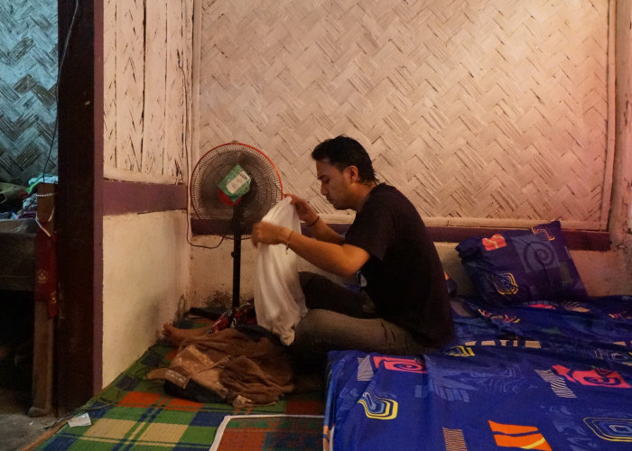 Cabup Tegal Bima Sakti Menginap di Rumah Warga Gembongdadi, Tidur di Lantai Ruang Tamu