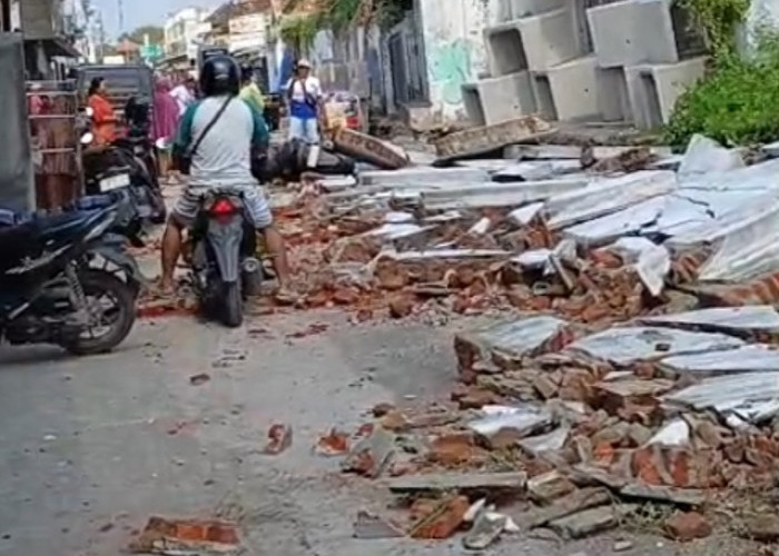 Tembok Eks Bioskop Sultan Pemalang Roboh Timpa Sejumlah Warga Hingga Alami Patah Tulang