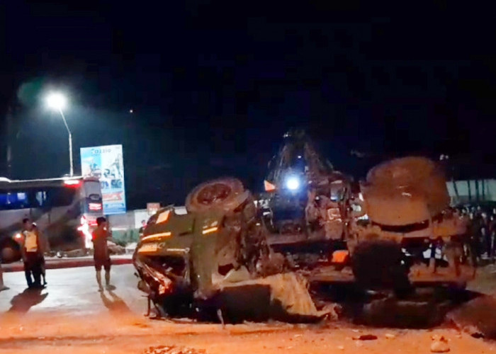 Brak! Truk Kontainer Terguling dan Tabrak 3 Warung di Jalan Lingkar Bumiayu, Sopir Meninggal 