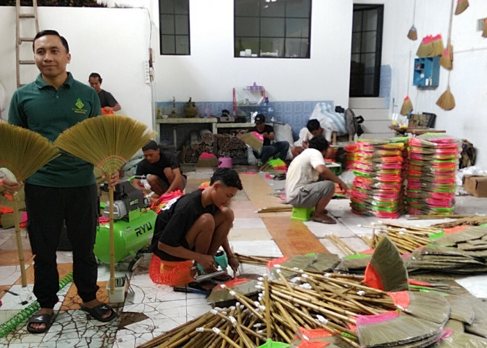 Bangga! Produk Sapu Rayung Watukumpul Pemalang Binaan KPwBI Tegal Sukses Ekspor ke Luar Negeri