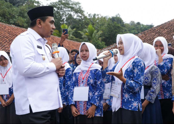 Gus Yasin Beri Hadiah Sepeda Saat Pantau MPLS di Cilacap