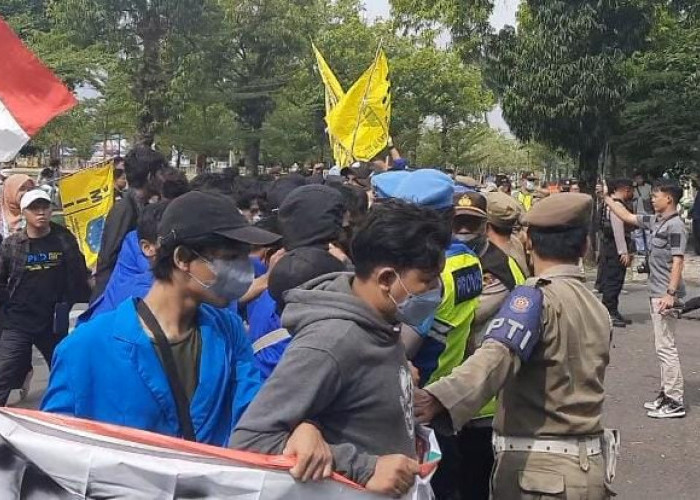 Demo Tolak BBM di Kabupaten Tegal Diwarnai Aksi Saling Dorong Mahasiswa dan Polisi 