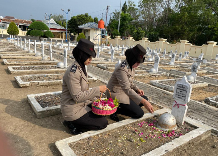 Ke Makam Pahlawan, Polwan Polres Tegal Kota Gelar Ziarah Tabur Bunga