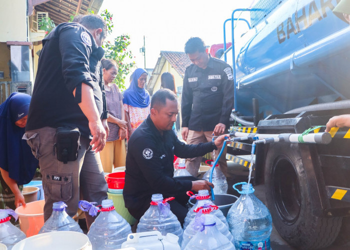 Dampak Kemarau Panjang di Tegal, Polisi Gelontorkan 10.000 Liter Air Bersih ke Warga