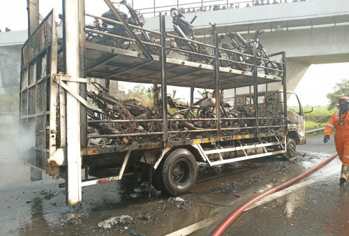 Truk Pengangkut Motor Klasik Terbakar di Tol Pejagan-Pemalang, Kerugian Ratusan Juta