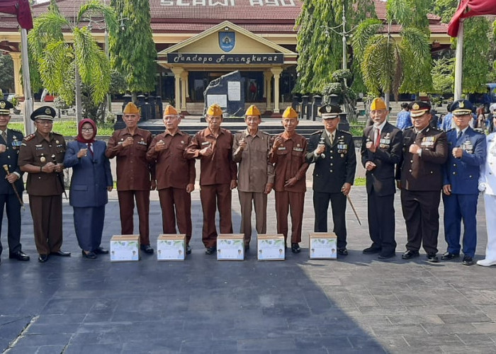 Peringati Hari Pahlawan, Dinsos Kabupaten Tegal Bagi Bantuan 100 Paket Sembako untuk Veteran
