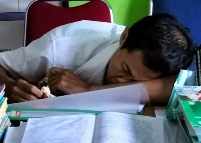 Dikira Tertidur di Meja Kerjanya, Guru PAI Meninggal Dunia Sambil Memegang Roti Usai Mengajar