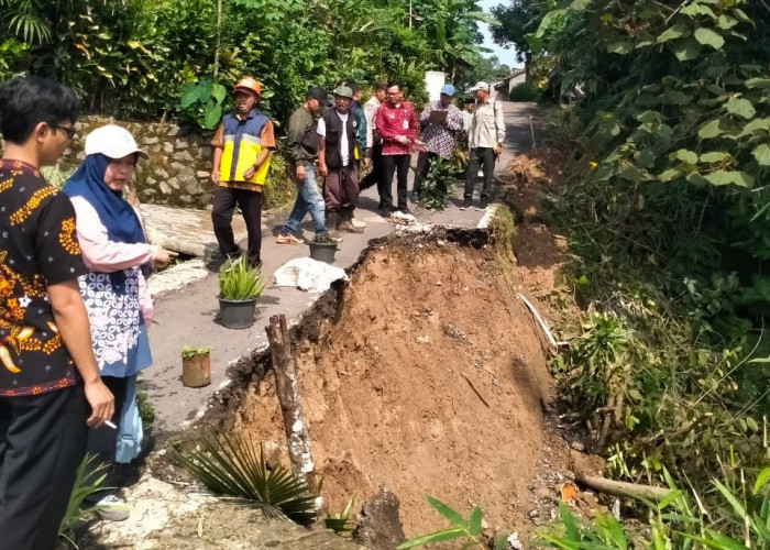 Jalur Paguyangan-Kedungoleng Brebes Putus Akibat Longsor, 600 KK Terisolasi