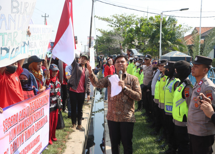 Aksi Buruh di Depan Kantor Bea Cukai Tegal Dijaga Aparat Kepolisian dan TNI