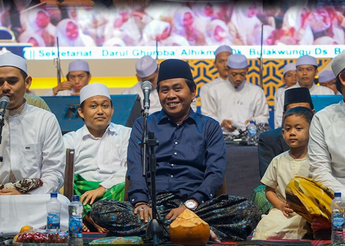 Haflah At-Taudi’ IX, Pondok Pesantren Darul Ghuroba’ Al-Hikmah Bersolawat Bersama KH Anwar Zahid