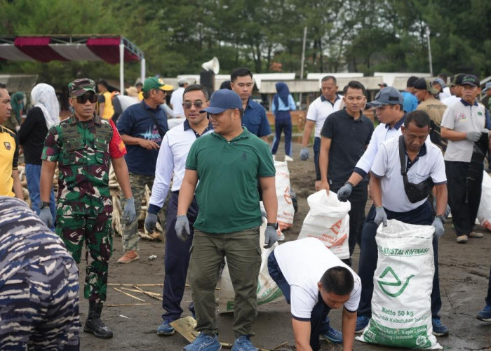 Peringati HPSN 2026, Bupati Tegal Pimpin Bersih Bersih Pantai Larangan 