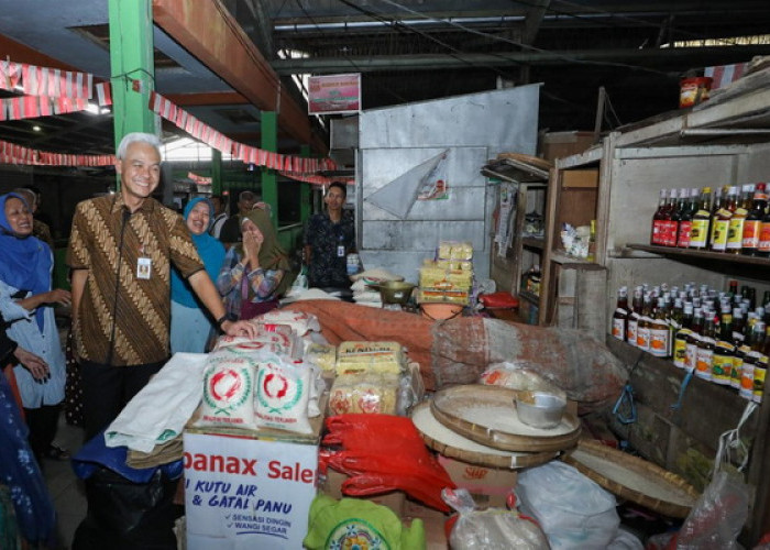 Kunjungi Pasar Kliwon Kudus, Ganjar: Geliat Ekonomi Masyarakat Meningkat Jelang Lebaran 