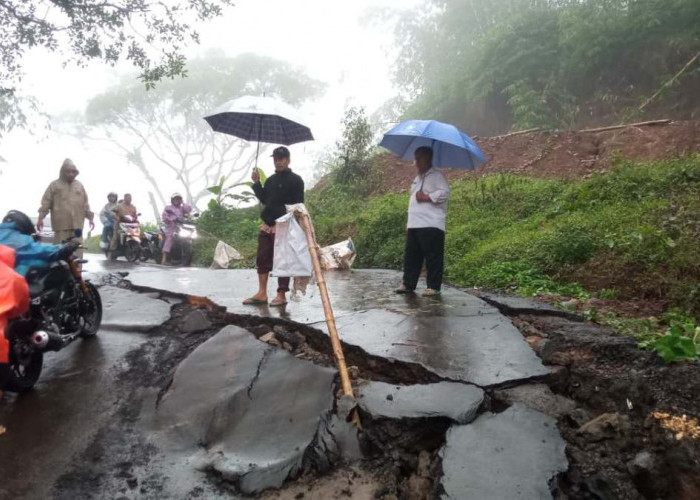 Warga Nyaris Terisolir, Jalan Penghubung Bojong-Jatinegara Tegal Ambles Sedalam 1 Meter 
