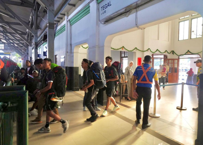 4.074 Penumpang Berangkat ke Luar Kota dari Stasiun Tegal di Hari Terakhir Libur Nataru