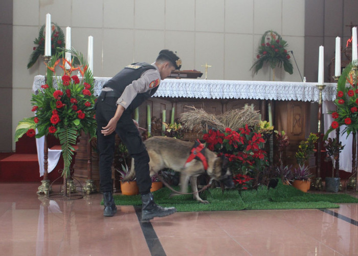 Libatkan Unit K-9, Polisi Sterilisasi Sejumlah Gereja Jelang Ibadah Natal di Tegal