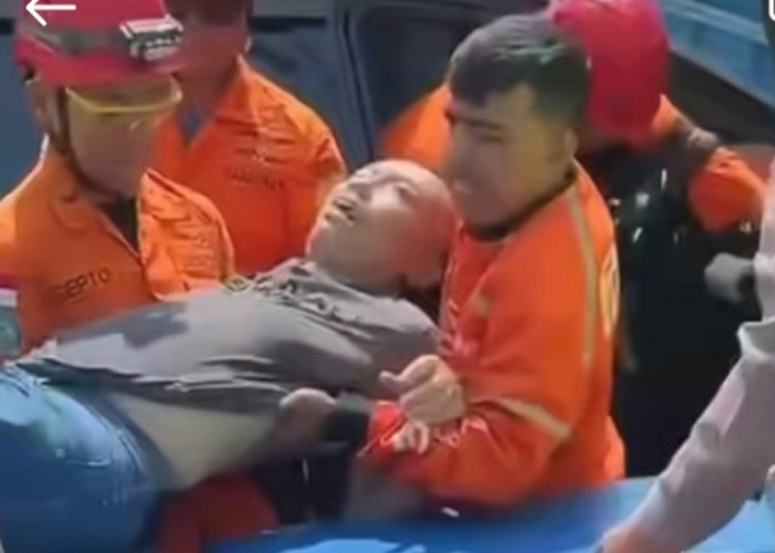 Oleng, Toyota Rush Tabrak Warung di Alun-Alun Pemalang
