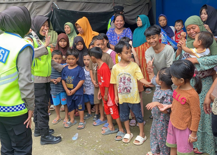 Hibur Korban Tanah Bergerak, Polwan Polres Tegal Beri Trauma Healing bagi Anak-anak