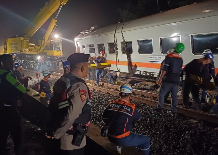 Update Evakuasi KA Bangunkarta Anjlok di Bumiayu: Jalur Terus Dipulihkan