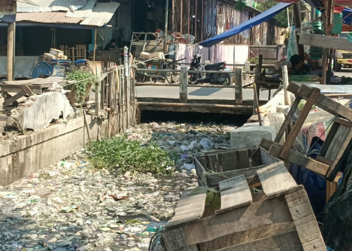 Berada di Pusat Kota, Saluran Irigasi di Brebes Tersumbat dan Berbau