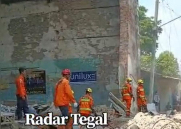 Lansia Diduga Tertimbun Reruntuhan Gedung Hogwan Bumiayu, Petugas Kerahkan Alat Berat