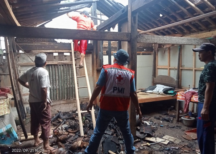 Rumah Warga Gantungan Ludes Terbakar Saat Ditinggal Ambil Bansos di Kecamatan