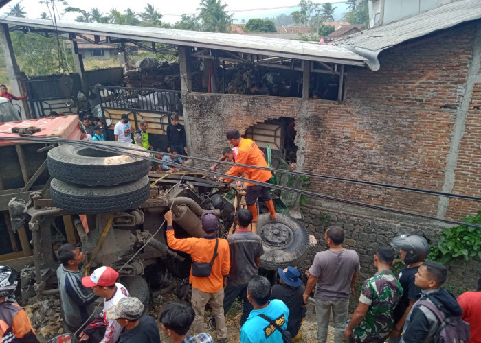 BREAKING NEWS! Kecelakaan Maut di Bumiayu Truk Trailer Tabrak 2 Mobil dan 1 Sepeda Motor