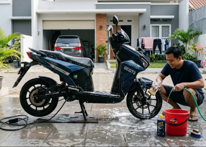 8 Cara Aman Mencuci Motor Listrik di Rumah Tanpa Takut Konslet