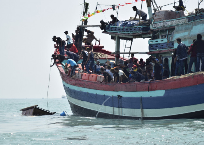 Ratusan Personel Gabungan Amankan Prosesi Larung Saji Sedekah Laut Kota Tegal