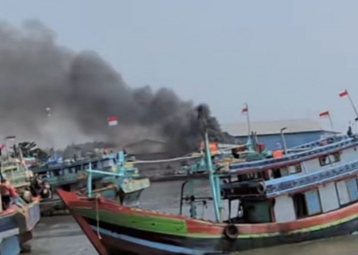 BREAKING NEWS! Kebakaran Kapal Terjadi di Pelabuhan Jongor Tegal