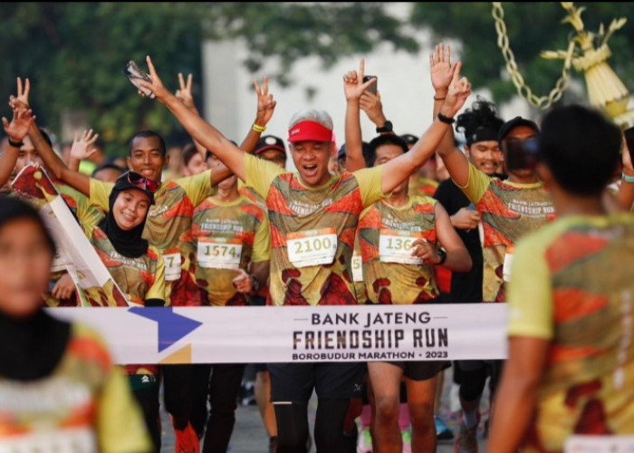 Ganjar Lepas Peserta Bank Jateng Friendship Run 2023, Banyak Pelari Pakai Kostum Unik