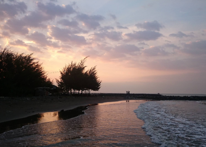 Indah Banget, Ini 5 Pantai Tersembunyi di Tegal untuk Liburan Keluarga Low Budget