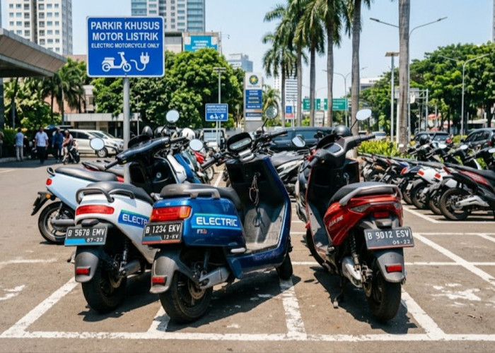 Sering Parkir Motor Listrik di Bawah Matahari? Ini Dampak Buruknya untuk Baterai