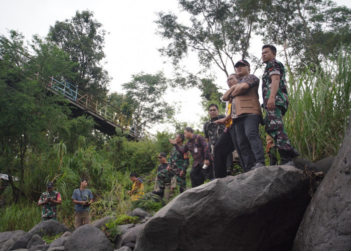 Rusak Diterjang Arus, Bupati Ischak Tinjau dan Percepat Perbaikan Jembatan Danawarih 