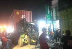 Diduga Sopir Kurang Konsentrasi, Truk Tabrak Kendaraan yang Parkir di Bulakamba Brebes