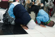 Tangis Haru Sambut Kepulangan Kloter 1 Jemaah Haji Jawa Tengah di Donohudan, Gubernur Apresiasi Pelayanan