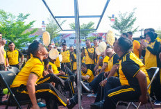 Lepas Seragam Dinas, Polisi di Tegal Ikuti Lomba HUT RI ke-81