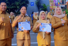 Kepala DPMPTSP Beri Apresiasi Dua Pegawai Berkinerja Terbaik