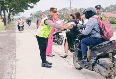 Puasa, Polisi di Pemalang Turun ke Jalan Bagikan Takjil dan Pesan Keselamatan