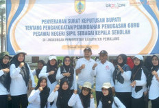 Serahkan SK Mutasi dan Penagangkatan Kepala Sekolah, Bupati Anom Minta Kasek Adaptif dan Kreatif