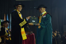 Bupati Tegal Raih Gelar Magister Manajemen dari Universitas Pancasakti Tegal