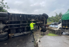 Hindari Motor, Truk Tronton Terguling di Jalan Nasional Batang: Satu Warga Meninggal Dunia