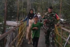 Dramatis! Evakuasi Ibu Hamil Warga Sangkanjaya Tegal Melintasi Jembatan Gantung yang Ambles