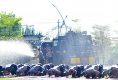 Naik Pangkat, 38 Anggota Polisi di Tegal Diguyur Air dari Water Canon