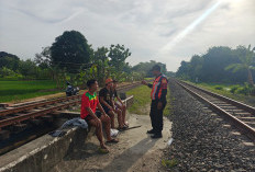 Membahayakan, Warga Dilarang Ngabuburit di Atas Jalur Rel Kereta Api