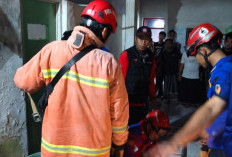 Damkar Lakukan Evakuasi Pria di Brebes yang Terjebur Sumur