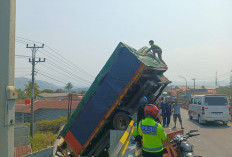 Dua Truk Terjun Bebas, Insiden Kecelakaan Maut Flyover Kretek Brebes Bikin Geger