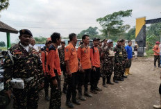 Zona Merah Tanah Bergerak Padasari: Rumah Warga Miring dan Retak, Relawan Fokus Amankan Aset