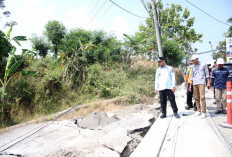 Sedot Rp30 Miliar, Bupati Tegal Tinjau Proyek Jalan Yamansari-Bojong