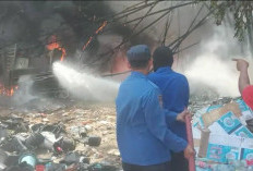 Kepulan Asap Hitam Bikin Geger, Gudang Rongsok di Pangkah Tegal Ludes Dilalap Si Jago Merah
